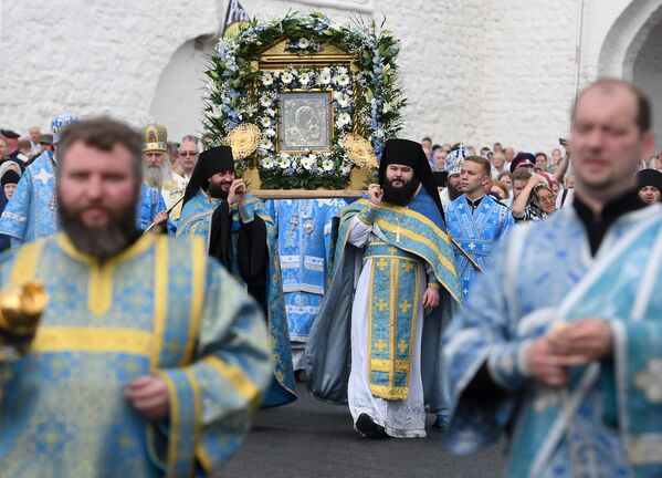 Священнослужители во время крестного хода с иконой Казанской Божией Матери