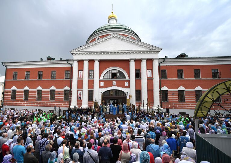 Верующие и священнослужители у Крестовоздвиженской церкви Богородецского монастыря во время крестного хода с иконой Казанской Божией Матери