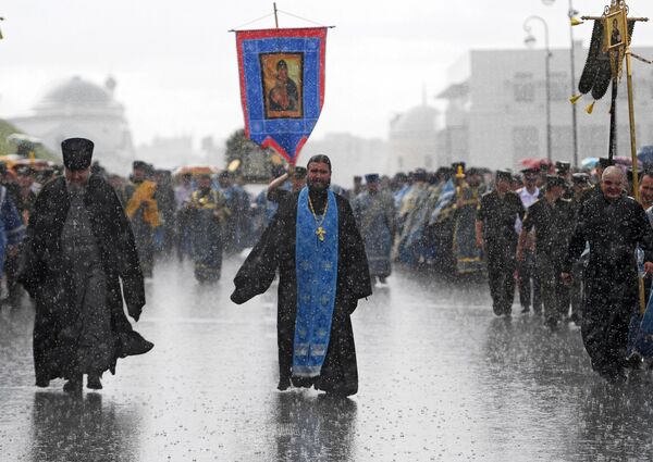 Священнослужители во время крестного хода с иконой Казанской Божией Матери