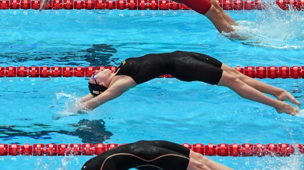 Пловцы в финале соревнований на дистанции 100 метров на спине на чемпионате мира по водным видам спорта в Кванджу