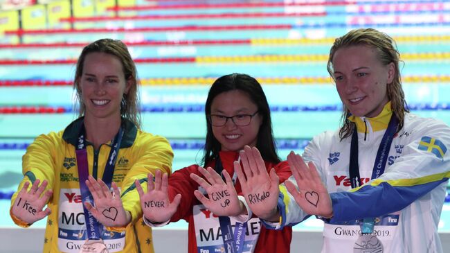 Призеры чемпионата мира по водным видам спорта в Кванджу. Эмма Маккеон, Маргарет Макнил и Сара Шёстрём (слева направо)