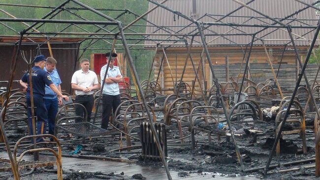 Последствия пожара на территории горнолыжного комплекса Холдоми в Солнечном районе в палаточном городке. 23 июля 2019