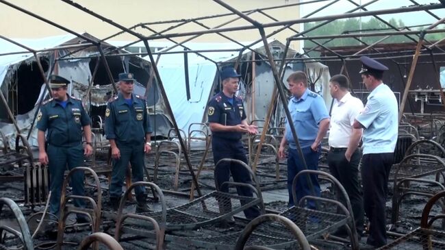 Сотрудники МЧС России на месте пожара в палаточном городке на территории горнолыжного комплекса Холдоми в Солнечном районе Хабаровского края