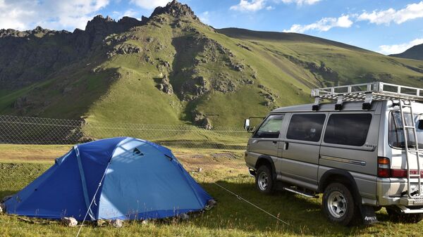 Автомобиль и палатка