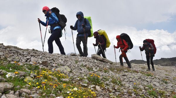 Альпинисты во время восхождения на Эльбрус из ущелья Джилы - Су в Кабардино-Балкарии