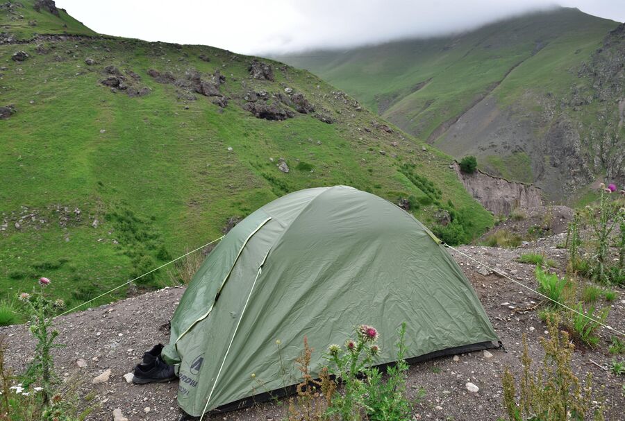 Палатка альпинистов лагеря Джилы-Су во время подъёма на Эльбрус в Кабардино-Балкарии