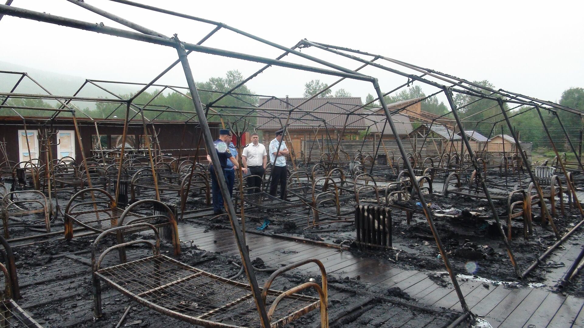 Место пожара в палаточном городке на территории горнолыжного комплекса Холдоми в Солнечном районе Хабаровского края - РИА Новости, 1920, 19.10.2020