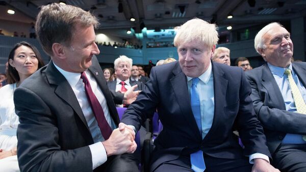 Джереми Хант поздравляет Бориса Джонсона после того, как он был объявлен новым лидером Консервативной партии Великобритании. 23 июля 2019 года