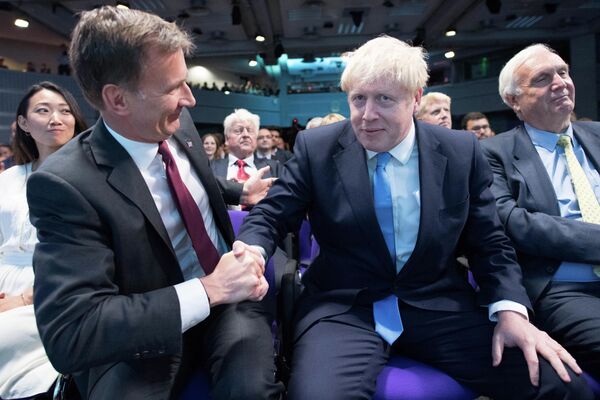 Джереми Хант поздравляет Бориса Джонсона после того, как он был объявлен новым лидером Консервативной партии Великобритании. 23 июля 2019 года