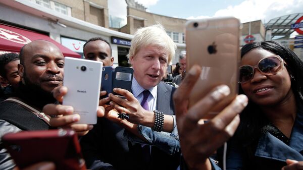 Мэр Лондона Борис Джонсон фотографируется с жителями. 27 апреля 2015 года