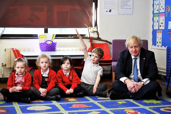 Министр иностранных дел Великобритании Борис Джонсон с учениками 1-го класса во время посещения школы. 8 марта 2018 года