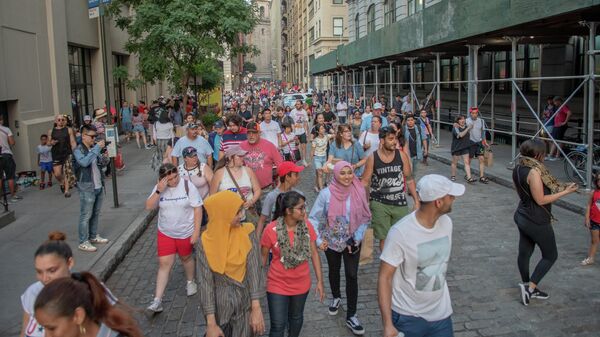 Люди гуляют по улице Нью-Йорка в День независимости