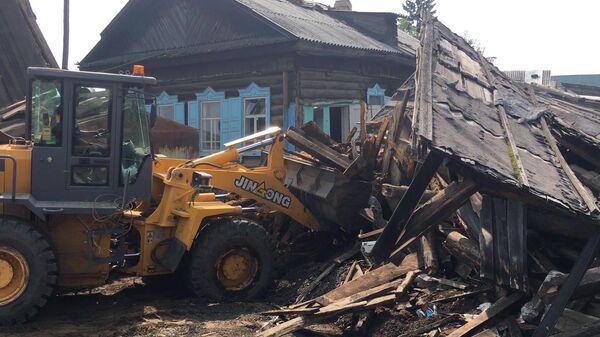 Сотрудники МЧС РФ занимаются аварийно-восстановительными работами в городе Тулуне Иркутской области после паводка. 23 июля 2019
