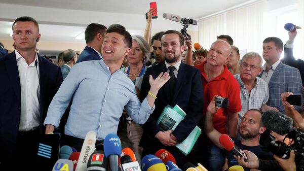 Президент Украины Владимир Зеленский на избирательном участке в Киеве в день досрочных выборов в Верховную раду Украины Президент Украины Владимир Зеленский на избирательном участке в Киеве в день досрочных выборов в Верховную раду Украины