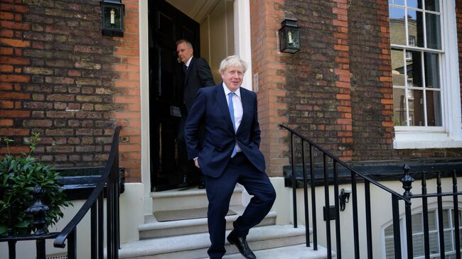 Борис Джонсон, избранный главой Консервативной партии, покидает свой предвыборный штаб на Грейт-колледж-стрит. 23 июля 2019