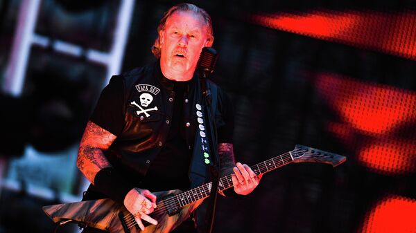 Джеймс Хетфилд во время выступления на концерте рок-группы Metallica на Большой спортивной арене Лужники. 21 июля 2019