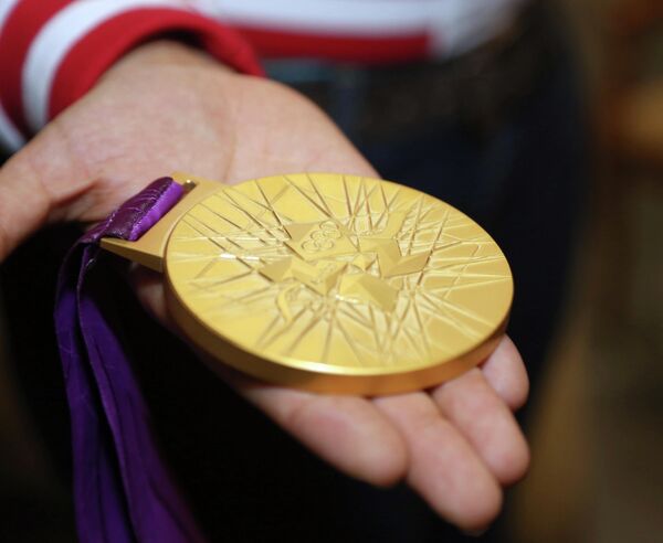 Золотая медаль в руках олимпийского чемпиона Лондона по дзюдо Мансура Исаева