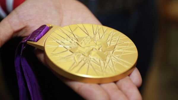 Золотая медаль в руках олимпийского чемпиона Лондона по дзюдо Мансура Исаева