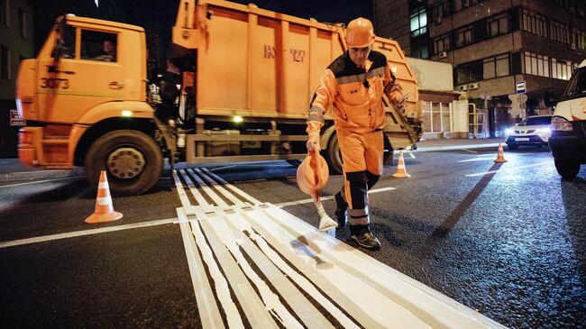 Шумовая разметка на дороге в Москве