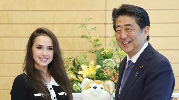 Премьер-министр Японии Синдзо Абэ и Алина Загитова