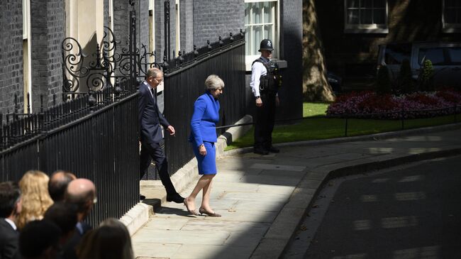 Тереза Мэй покидает резиденцию премьер-министра Великобритании на Даунинг-стрит, 10 в Лондоне. 24 июля 2019