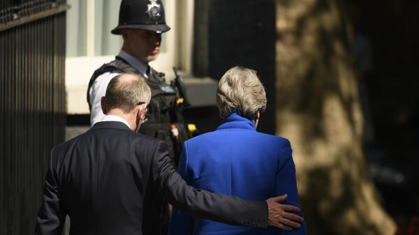 Экс-премьер-министр Великобритании Тереза Мэй покидает резиденцию на Даунинг-стрит, 10 в Лондоне. 24 июля 2019