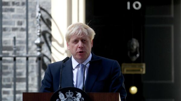 Новый премьер-министр Великобритании Борис Джонсон выступает с речью возле резиденции на Даунинг-стрит в Лондоне. 24 июля 2019