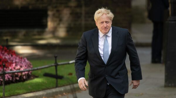 Премьер-министр Великобритании Борис Джонсон у резиденции на Даунинг-стрит, 10 в Лондоне
