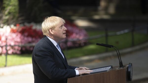 Премьер-министр Борис Джонсон выступает перед журналистами у резиденции на Даунинг-стрит, 10