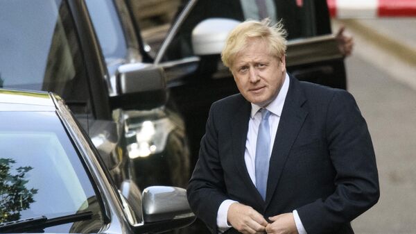 Премьер-министр Великобритании Борис Джонсон у резиденции на Даунинг-стрит, 10 в Лондоне