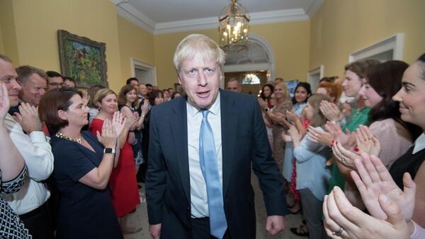 Сотрудники резиденции на Даунинг-стрит в Лондоне приветствуют нового премьер-министра Великобритании Бориса Джонсона. 24 июля 2019