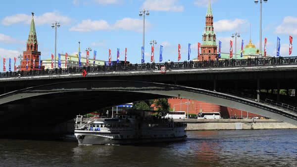 Вид на Большой Каменный мост с Софийской набережной в Москве