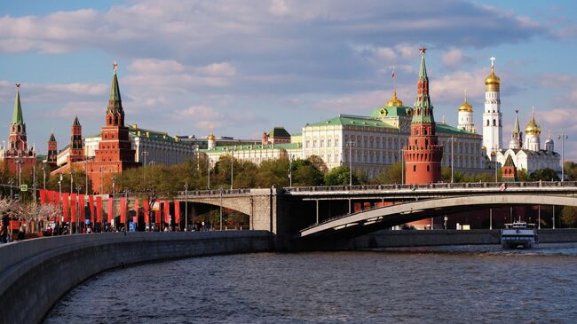 Большой Каменный мост через Москву-реку и Московский Кремль