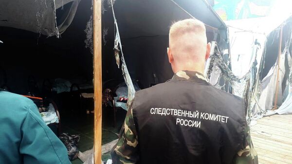 Сотрудник Следственного комитета РФ на месте пожара в детском палаточном лагере Холдоми 