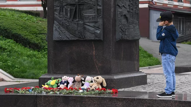 Мальчик у стихийного мемориала во Владивостоке в память о детях, погибших при пожаре в палаточном лагере на базе Холдоми в Хабаровском крае