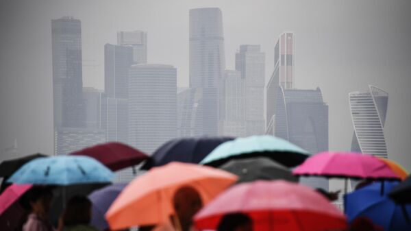 Люди под зонтами во время дождя в Москве
