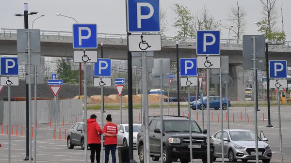 Машины на парковке в Москве
