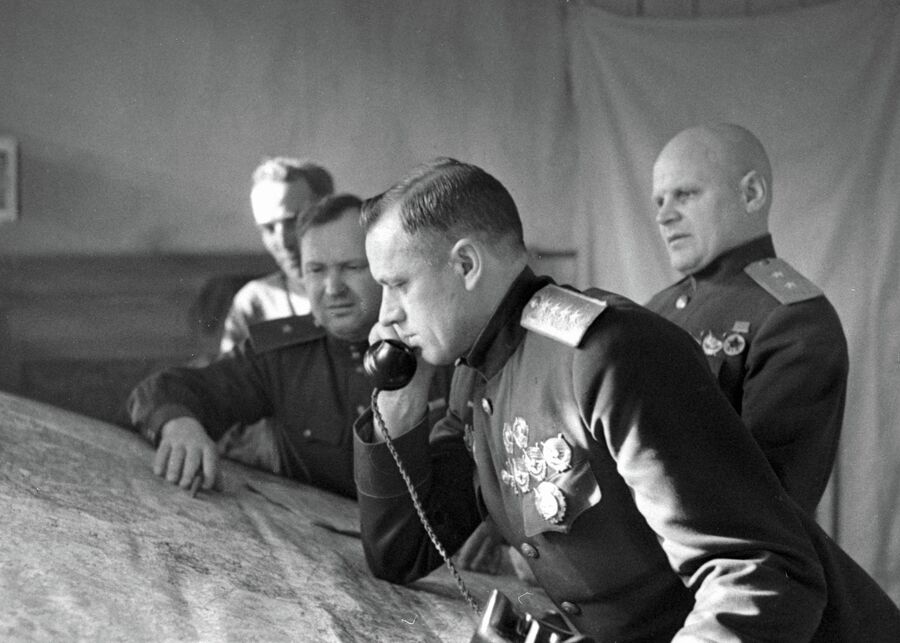 Командующий Белорусским фронтом генерал армии Константин Рокоссовский (на переднем плане) в штабе армии