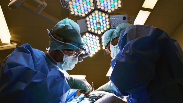 Подмосковные врачи удалили женщине 25-сантиметровую опухоль яичника