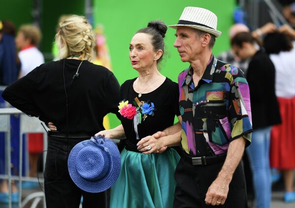 Участники танцевального марафона Московское долголетие в парке Сокольники в Москве