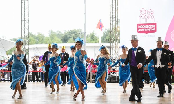 Участники танцевального марафона Московское долголетие в парке Сокольники в Москве