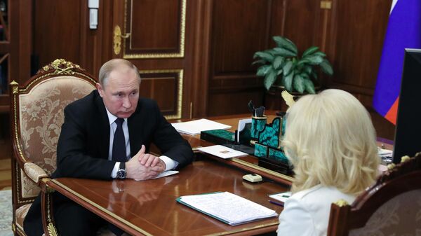 Президент РФ Владимир Путин и заместитель председателя правительства РФ Татьяна Голикова во время встречи