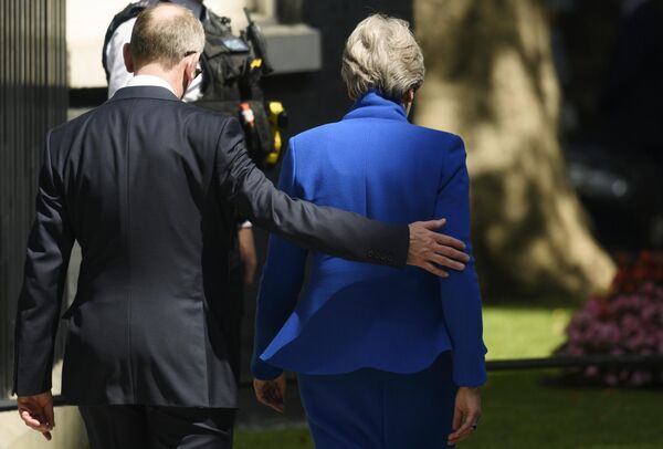 Экс-премьер-министр Великобритании Тереза Мэй покидает резиденцию на Даунинг-стрит
