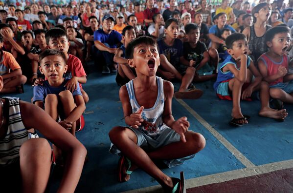 Зрители наблюдают за боем Мэнни Паккьяо в Марикине, Филиппины