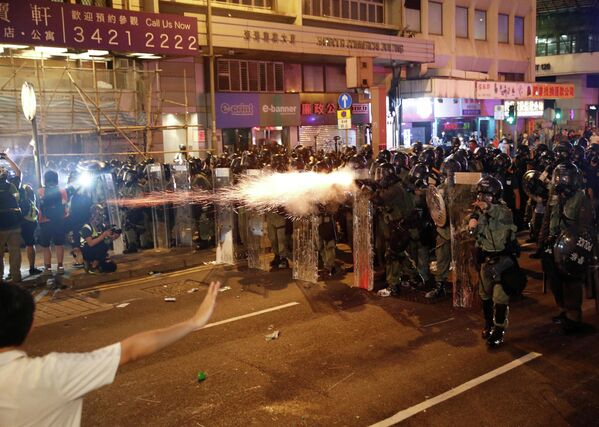 Полиция разгоняет демонстрантов в Гонконге