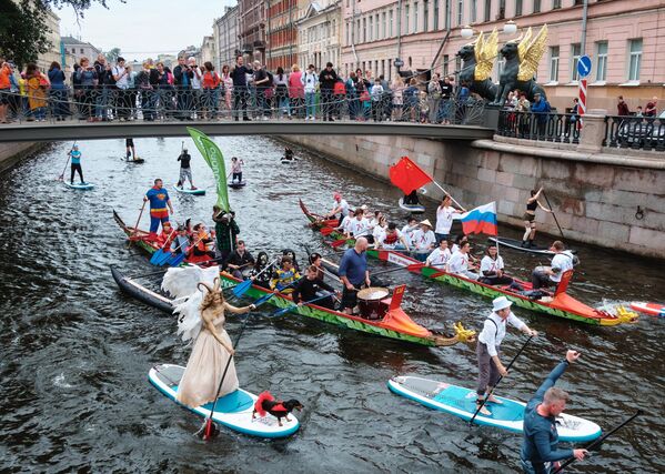 Зрители наблюдают за участниками фестиваля Фонтанка-SUP с Банковского моста на реке Фонтанке в Санкт-Петербурге