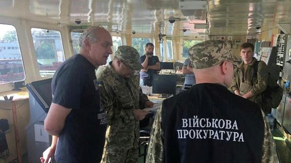 Сотрудники военной прокуратуры Украины на борту задержанного СБУ российского судна в порту Измаила
