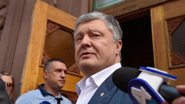 Экс-президент Украины Петр Порошенко у здания Государственного бюро расследований Украины. 25 июля 2019