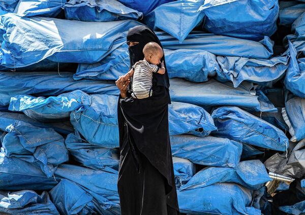 Женщина с ребенком в лагере Аль Хол в Сирии