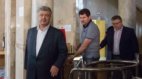 Экс-президент Украины Петр Порошенко выходит из здания Государственного бюро расследований